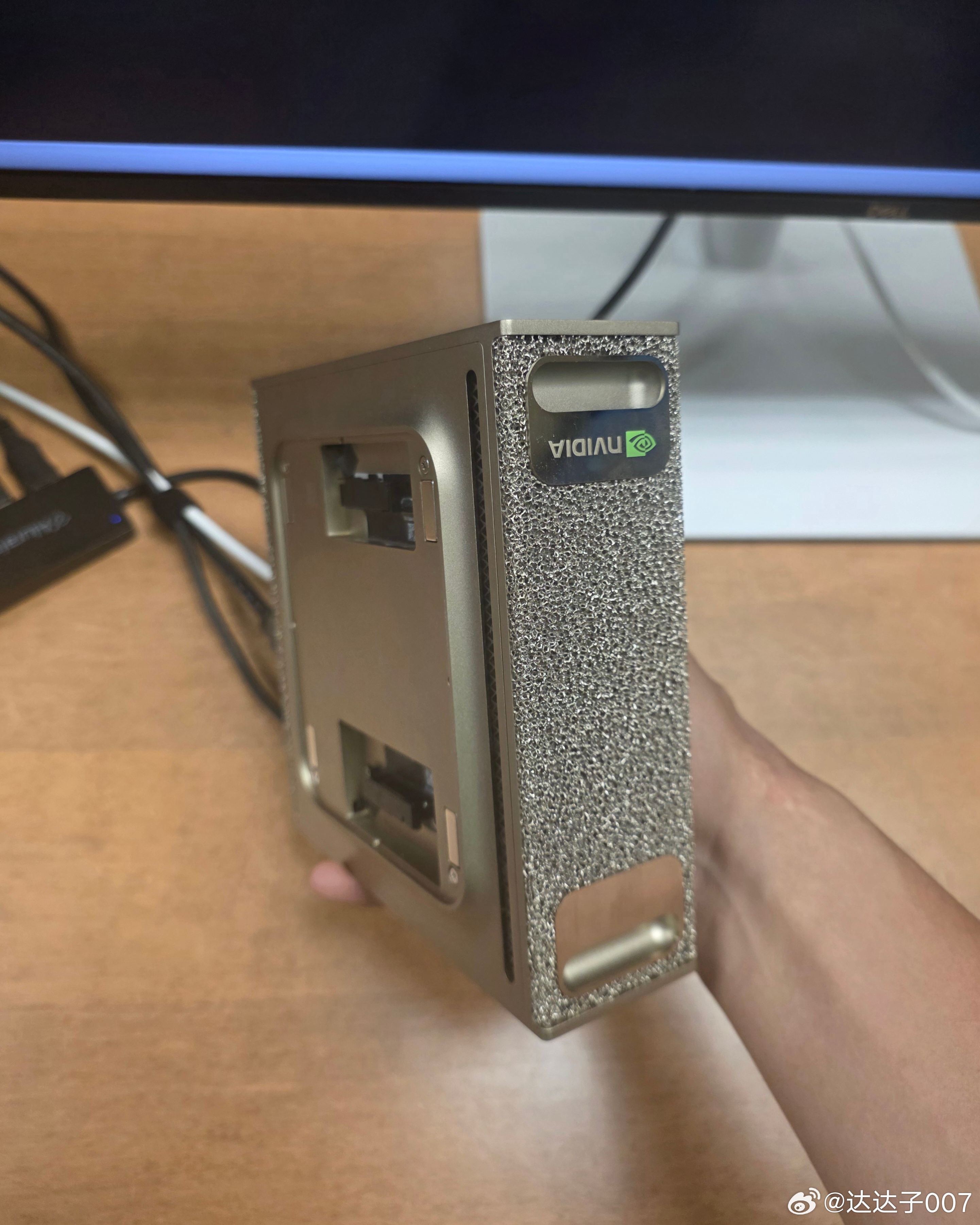 终于玩到英伟达那个"迷你超级计算机"了，这种小铁盒子才是个人计算设备的未来趋势啊