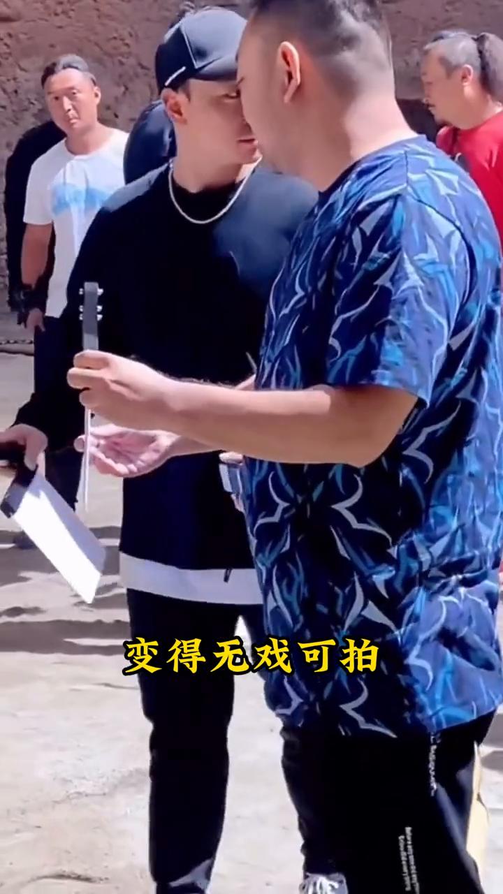 真实身份释小龙。
原来释小龙本不值得可怜，看着无戏可拍的他真实身份曝光，令人震惊