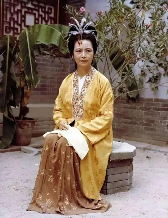 #王夫人是贾府的董事长吗#可以这么说，王夫人是贾府的董事长。因为贾母虽然有绝对话