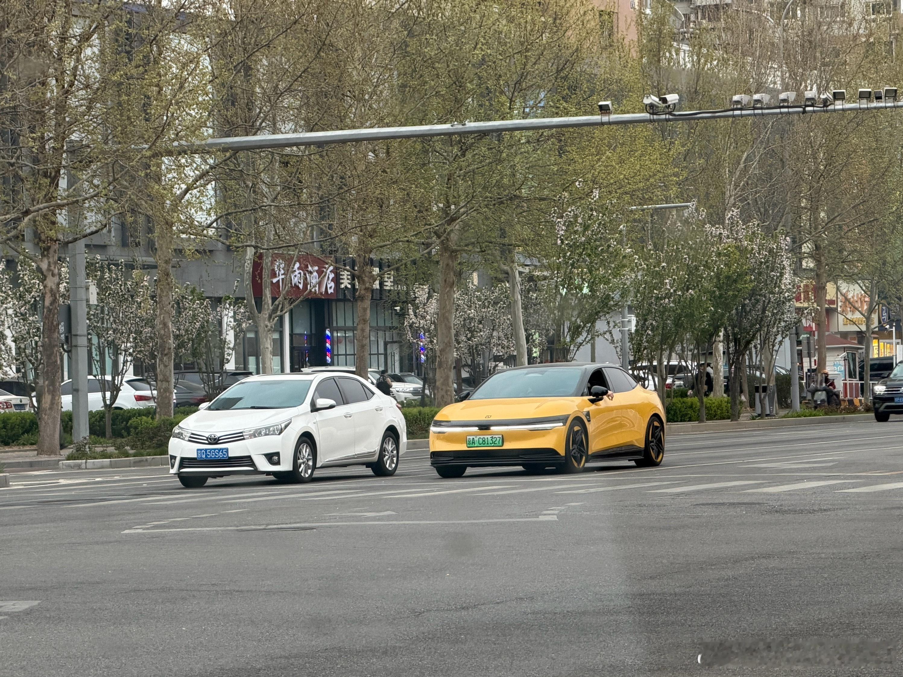 每次接我儿子放学都能见到这台极氪007大黄还是帅的！ 