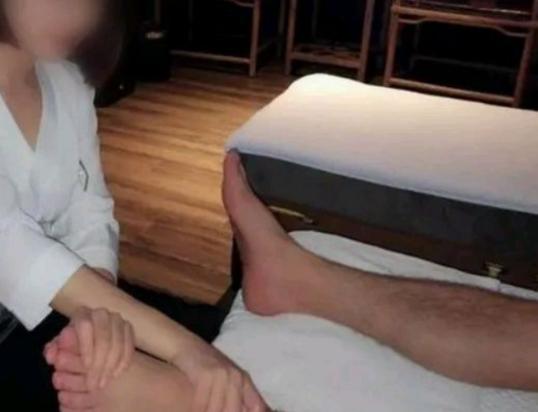 湖南，一男子在凌晨前往足浴店做按摩，进店后店长介绍了5个女技师，男子挑选了一个漂