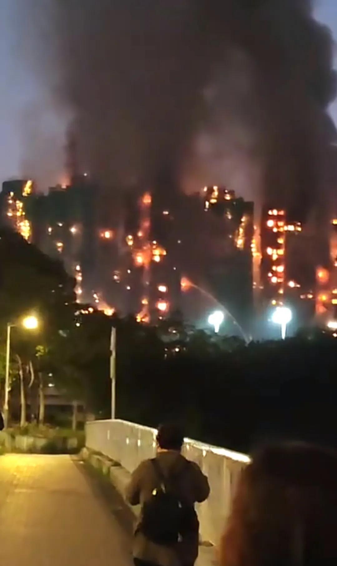去过香港🇭🇰的人都知道香港的楼有多高密度有多大。如果发生火灾，后果就是今天看