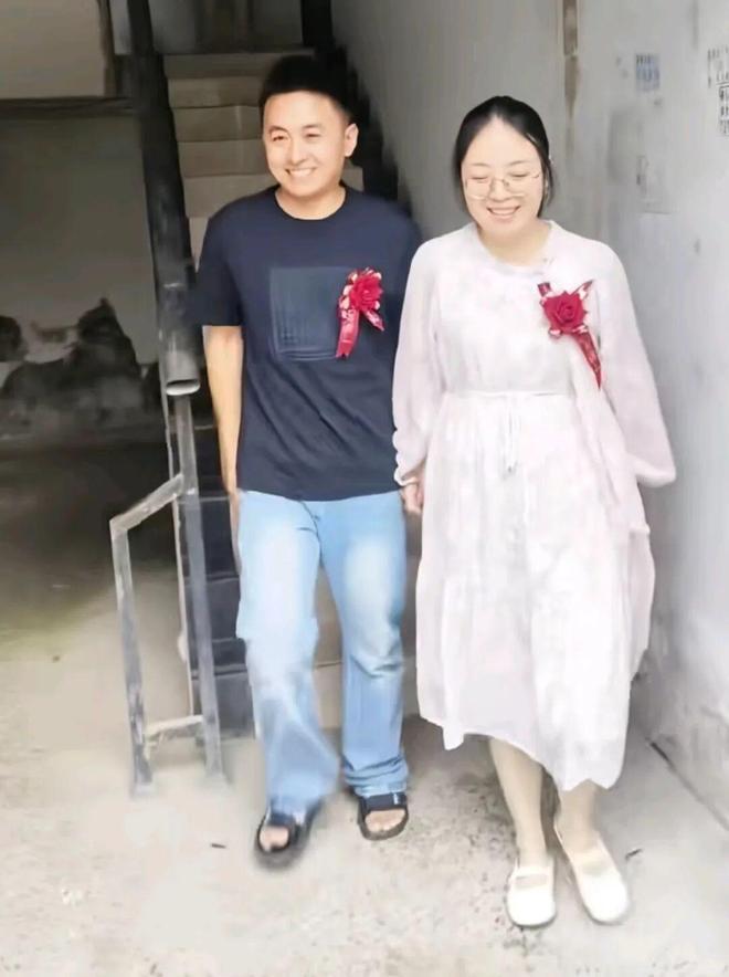 江苏，一对新人的婚礼火遍全网！不是因为婚礼有多豪华，而是婚礼寒碜！没有彩礼，没有