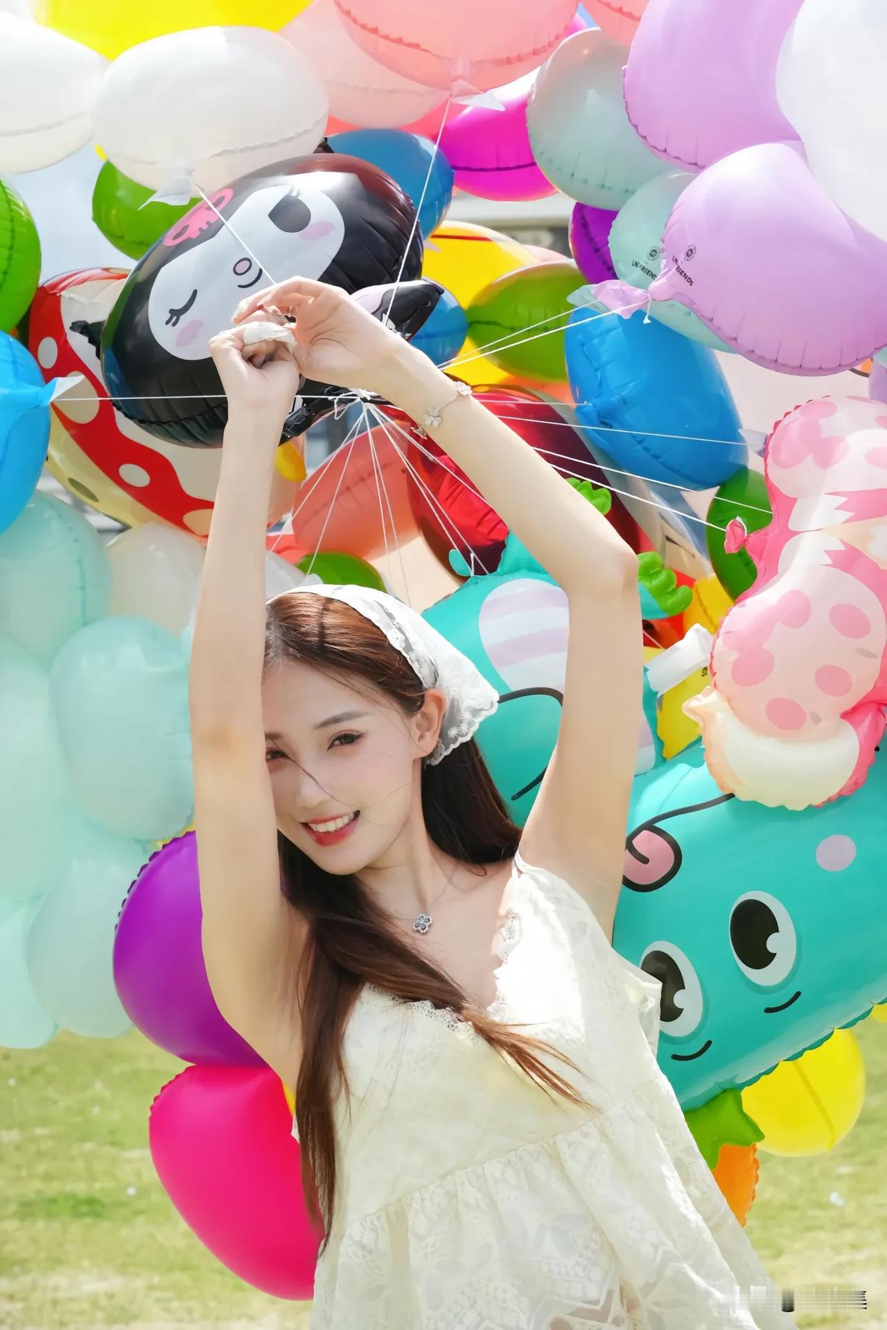 少女与五彩气球，梦幻的夏日时光🎈🌞