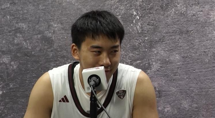 王俊杰是真的敢说！兄弟，你让郭士强指导怎么回复。
NCAA季前赛，王俊杰代表马萨