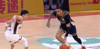 奎因最后关头还是松懈了，被姜伟泽面对面抢断。广东男篮vs吉林男篮广东宏远