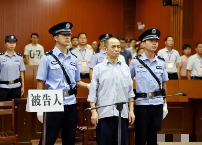 2017年，一退休法官在家休息时，一个老头突然冲进来对其狂砍13刀，退休法官毫无