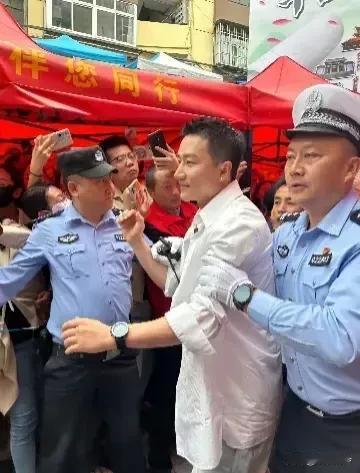 黄轩回家乡天水出席活动引发热议，因为姿势太引人遐想。

网友神评：这是吃麻辣烫没