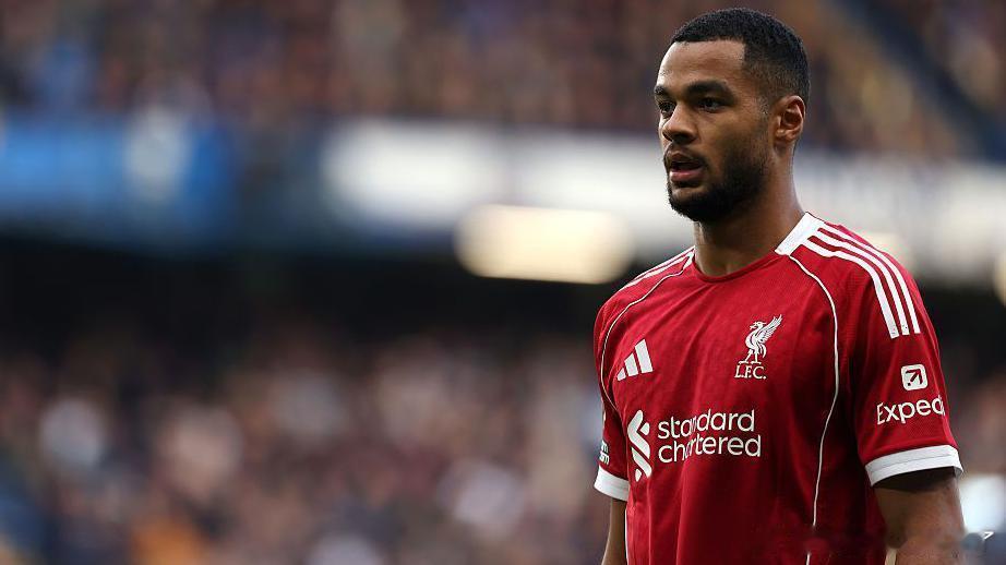 皮尔斯还透露加克波依旧下赛季留在利物浦因为加克波本赛季刚刚续约利物浦