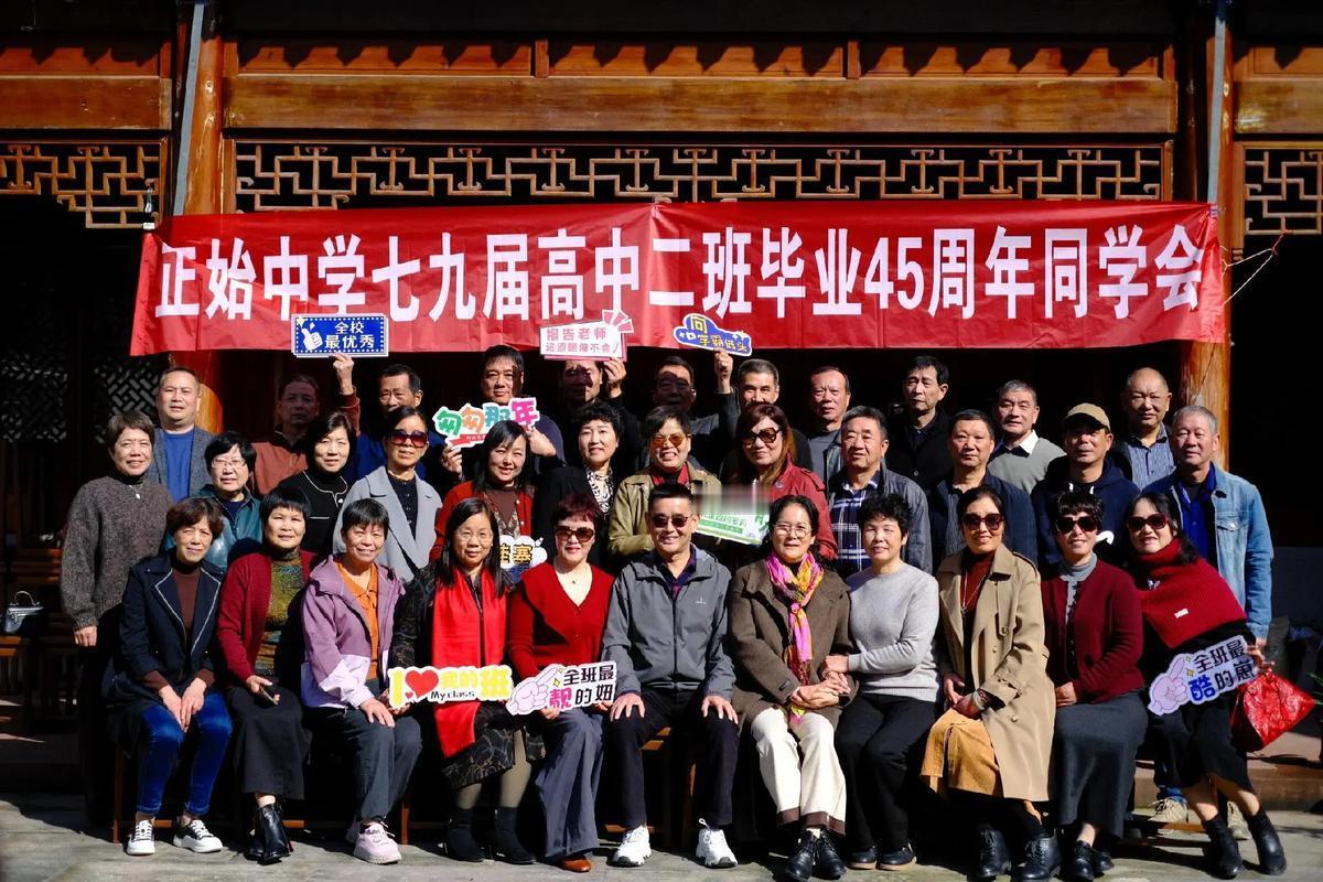 同学间总有一些感人瞬间，能温暖人心。
有一群平均年龄 75 岁的老人，兑现了 5