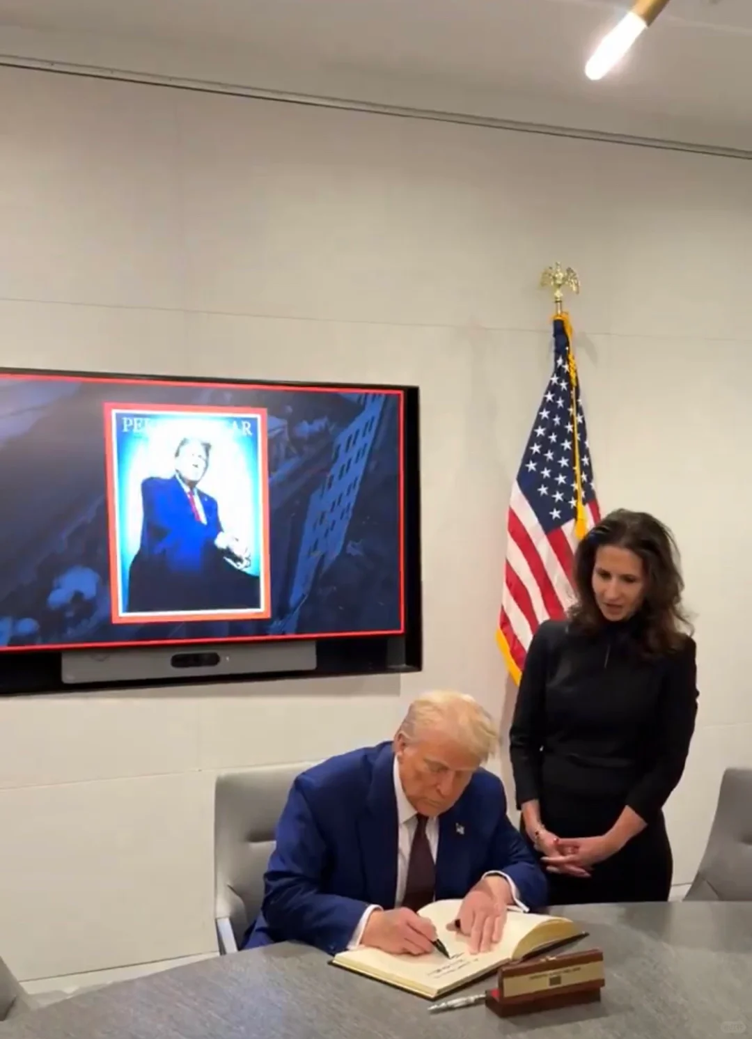 突发，刚刚特朗普总统在被《时代》杂志评为年度人物后，在敲响开市钟之前...