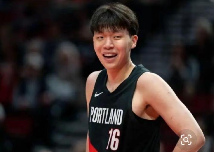 杨瀚森真是不给力啊！最后一分钟，队友把两次投篮机会都给了你，而且都是大空位三分，