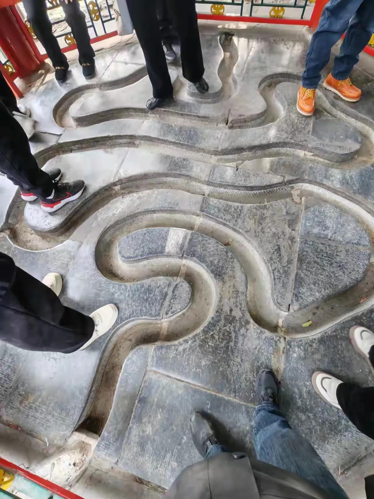 这是干什么的？像是流水道？