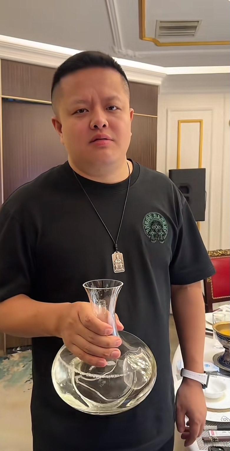 山东狠人，北京阿袁说：一天可以不吃饭，但不能不喝酒”，我是服了。

今晚又是一场