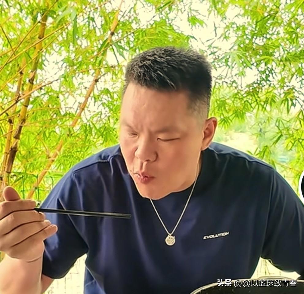朱芳雨:离队或反转！

昨天，朱芳雨更新社交媒体视频，在顺德一家农庄品尝全牛宴，