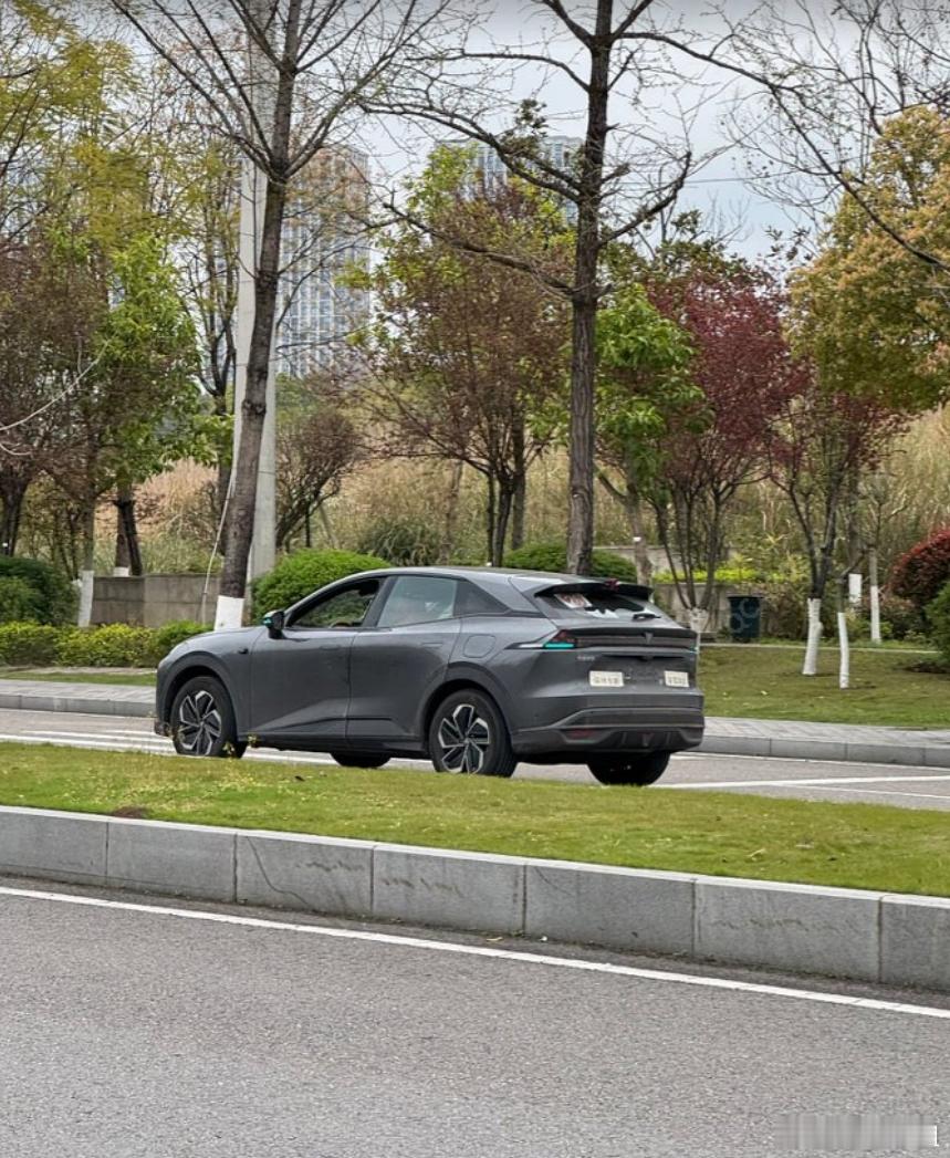 深蓝S07华为乾崑激光版最近在重庆上路实测啦！有网友拍到实车画面，车顶那个标志性