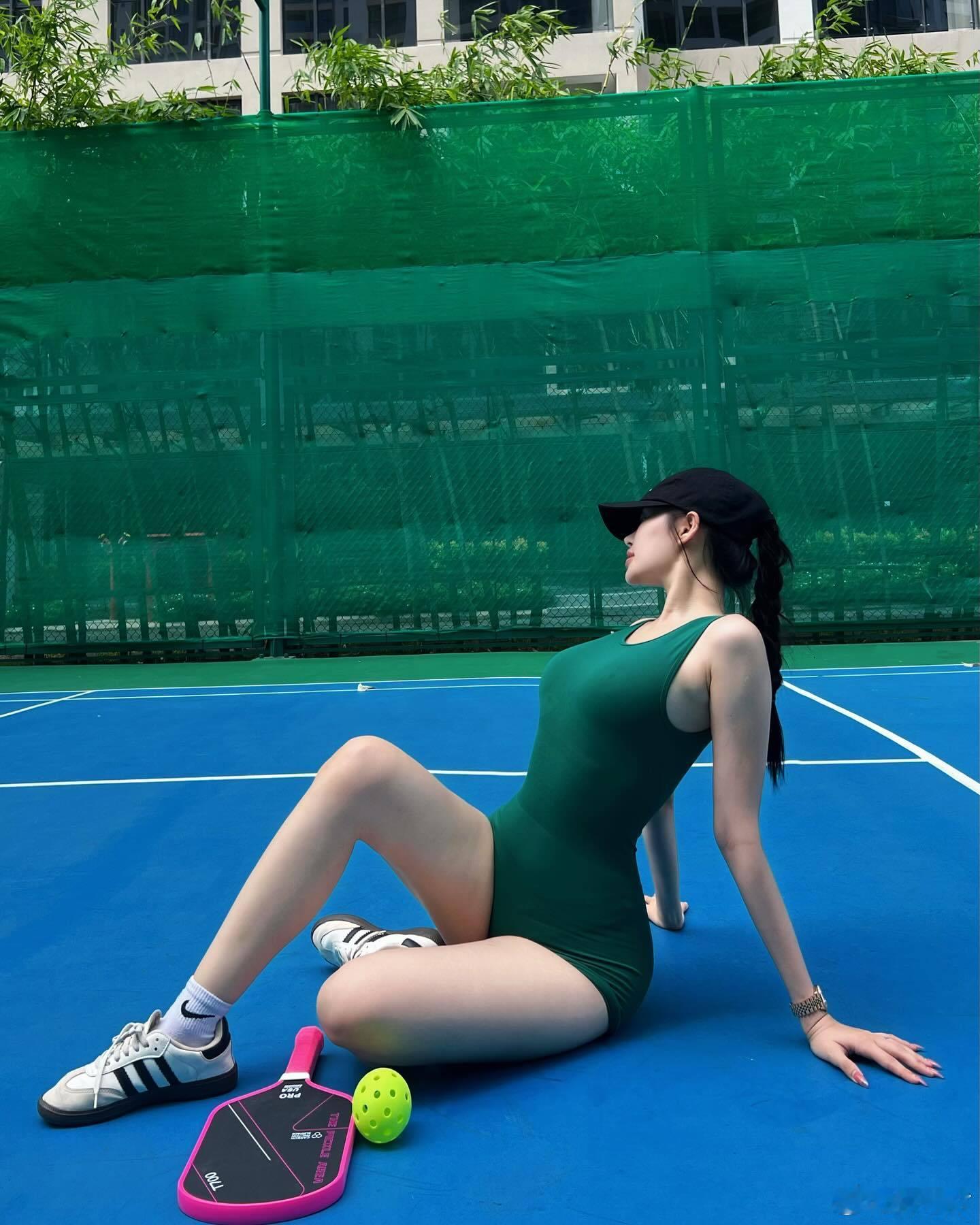 今天是匹克球女孩 户外运动 ​​​