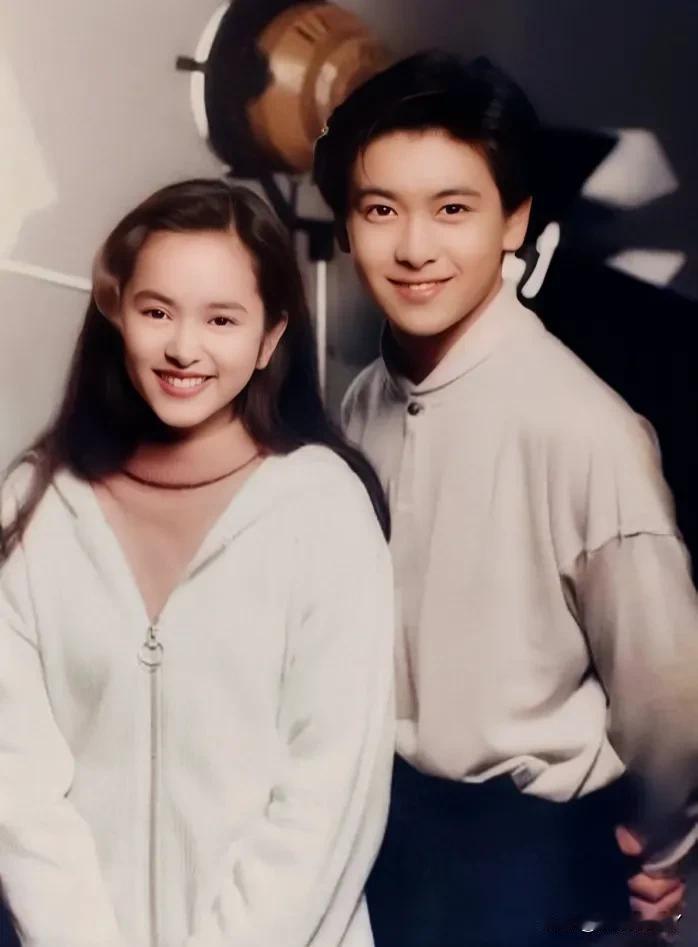 1993年19岁的林志颖与20岁的叶蕴仪，俊男靓女，很养眼，很般配。