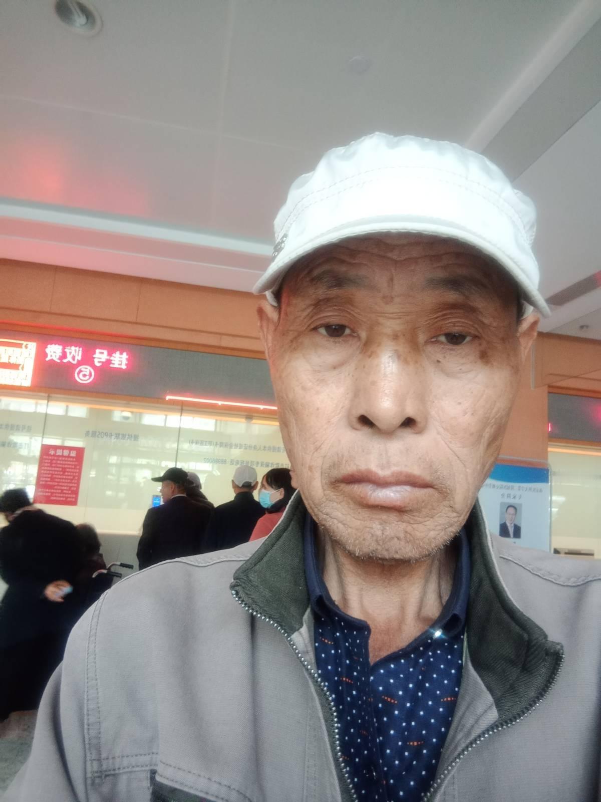 明天一个人办住院，化疗药冷冰冰地注入血管，旁边没人。
你猜她心里在想什么？不是“