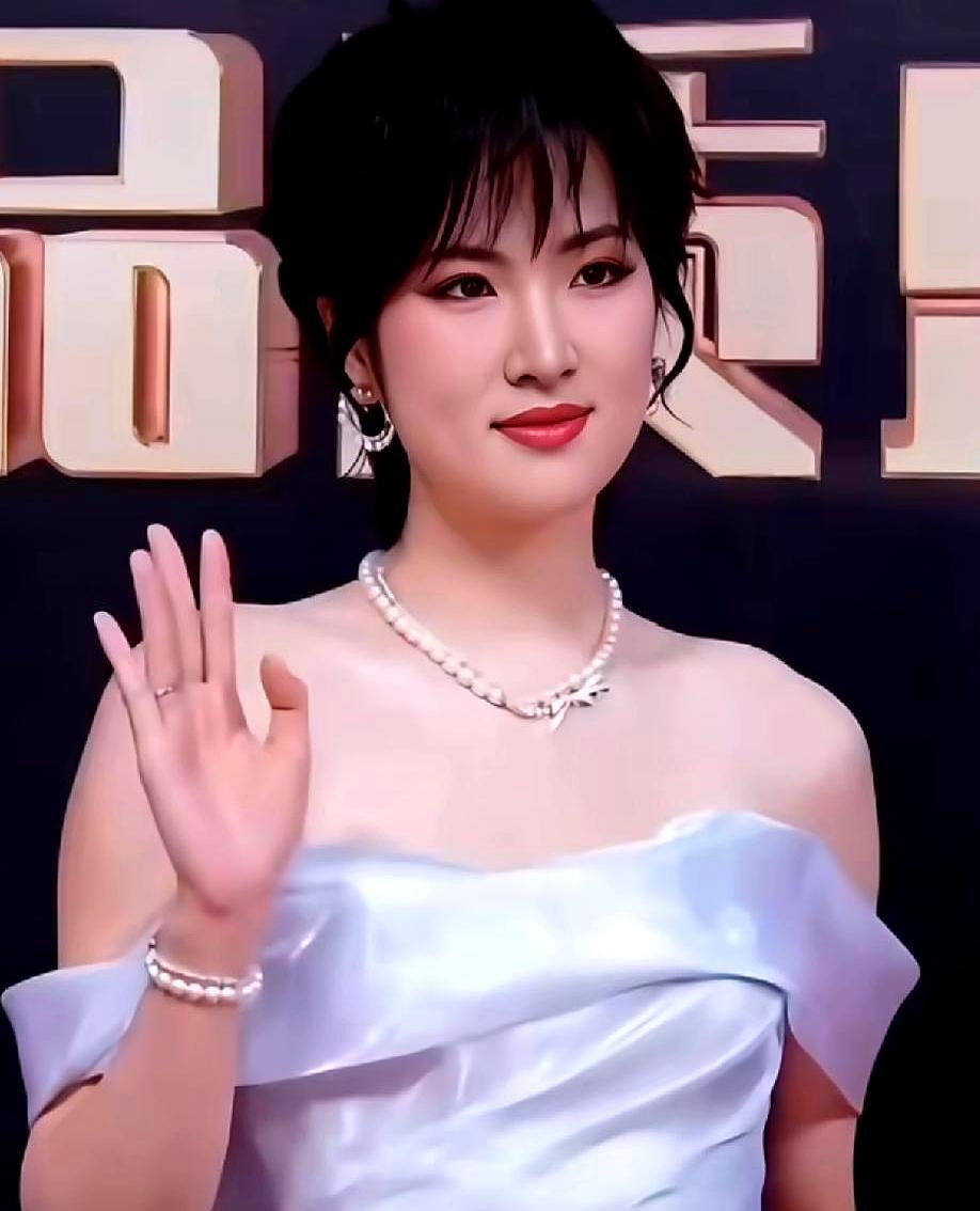 谁能想到，当年被全网嘲的姚安娜，现在成了红毯上最拉好感的那个。
 
这次她带新剧