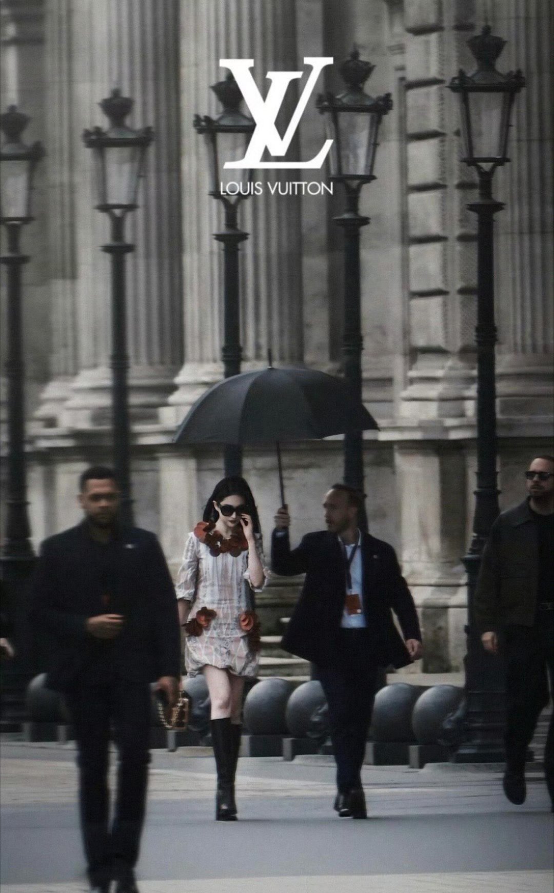 刘亦菲撑伞神图来了！这张脸怎么看都好曼妙，伞下有一张绝美脸蛋诶… 