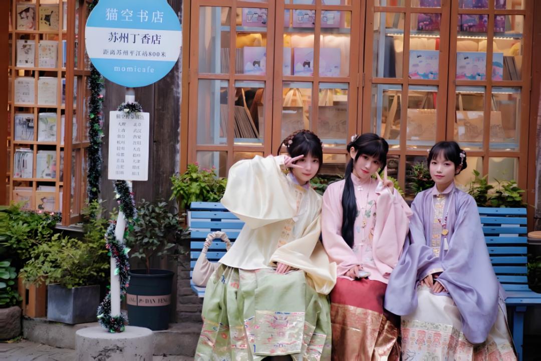 晒图笔记大赛 “穿越时空的少女们，打卡猫空书店”📖👩‍🦰👩‍🦳👧🏻