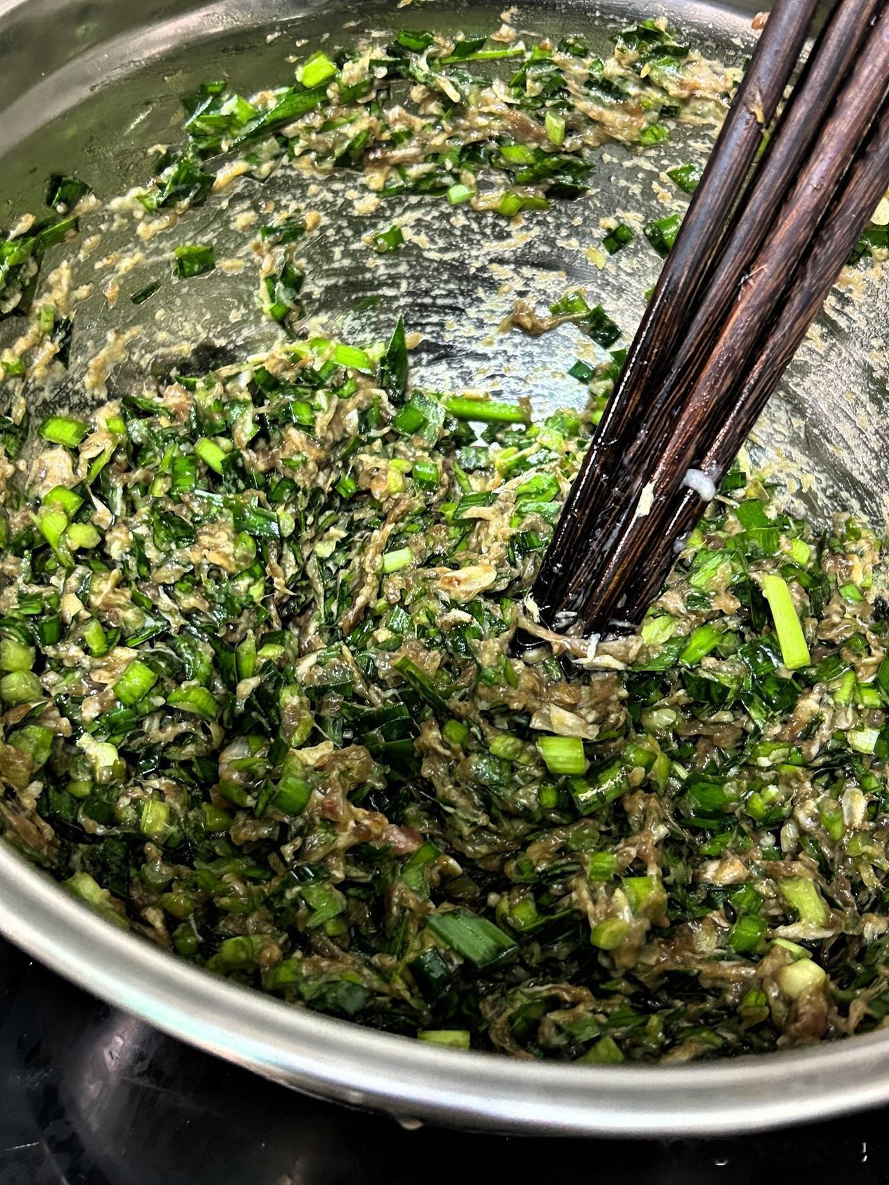 下雨天没出门，在家包饺子🥟买了两盒鲅鱼馅，一盒一斤，一次用一盒，一盒鲅鱼馅加上