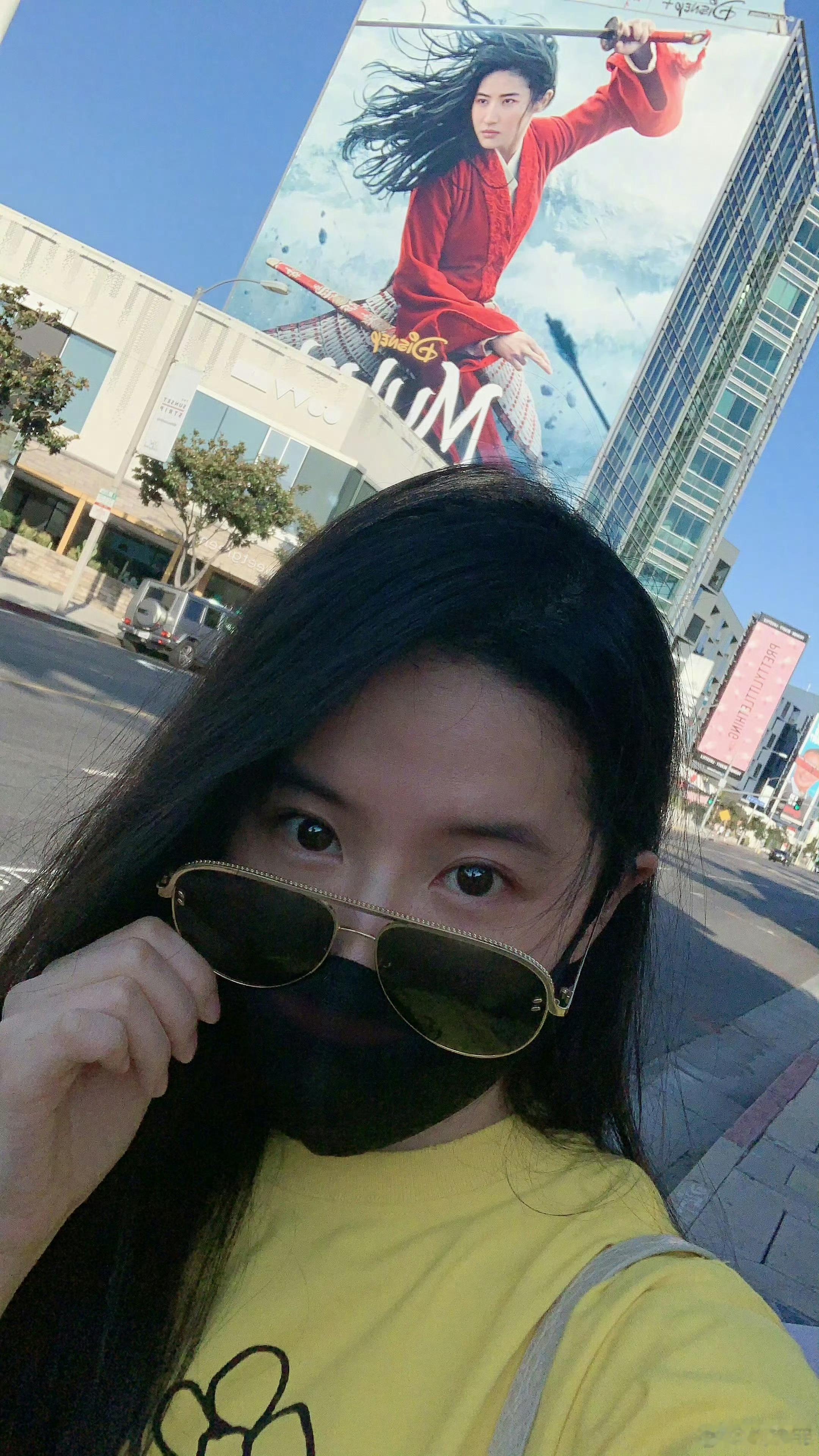 刘亦菲打卡自己地广 吾辈楷模——成功女人的背后是自己我做梦的剧本都不敢这么写刘亦