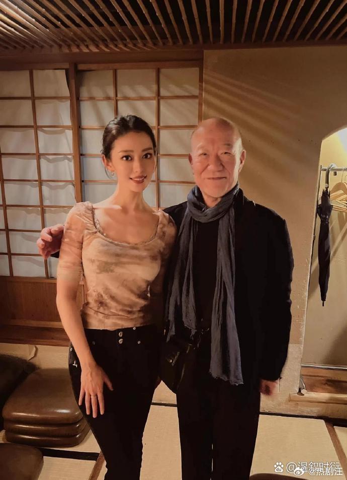 郎﻿‏朗老婆吉娜跟久石让合了‎⁠张影‏，﻿瞅瞅⁠久石让这绅士手‏，大佬就是﻿大﻿