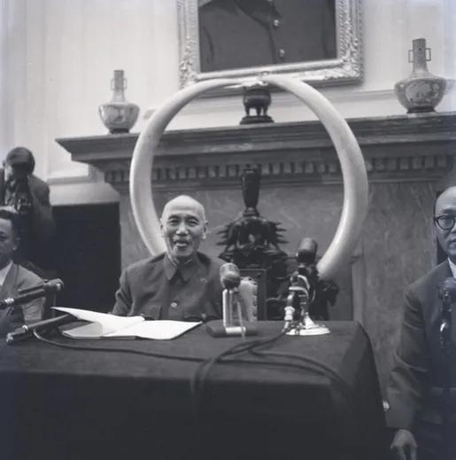 1960年9月29日，蒋介石在台北召开记者会，期间面对镜头，蒋介石突然吐舌头，这