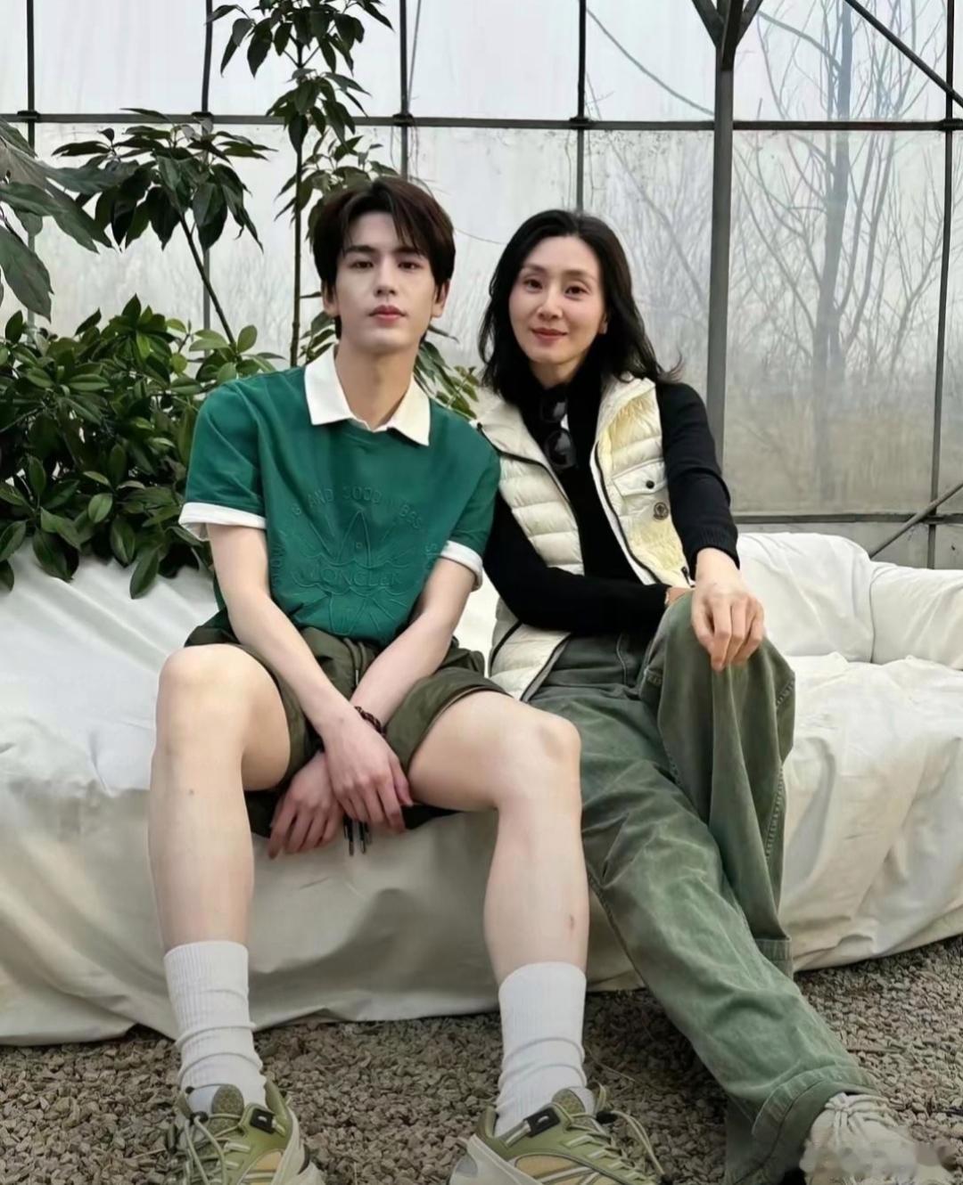 不整容 不医美，张凌赫的美貌遗传了妈妈的。 