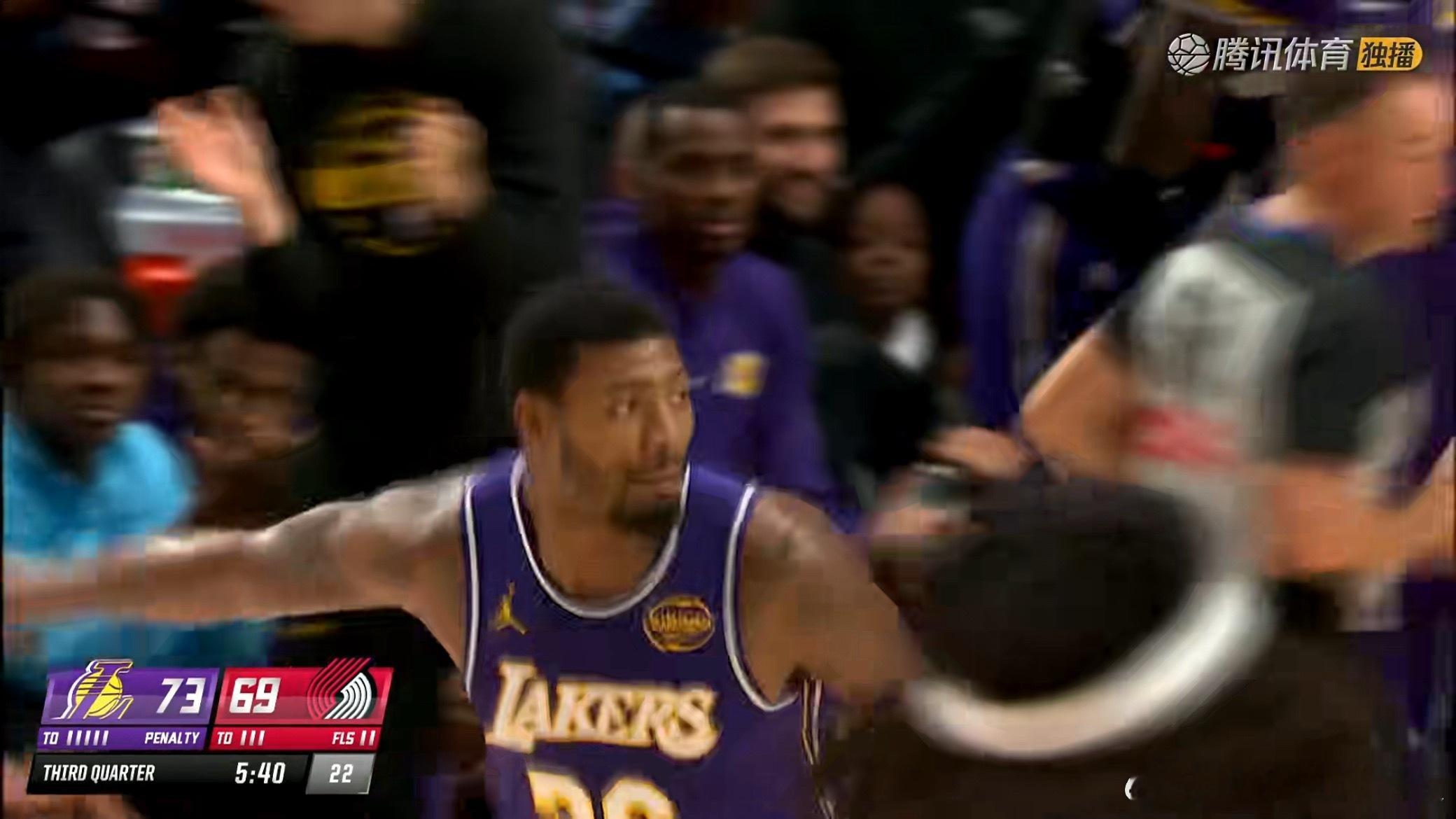 攻防都有贡献！斯玛特干拔三分命中 ​​​