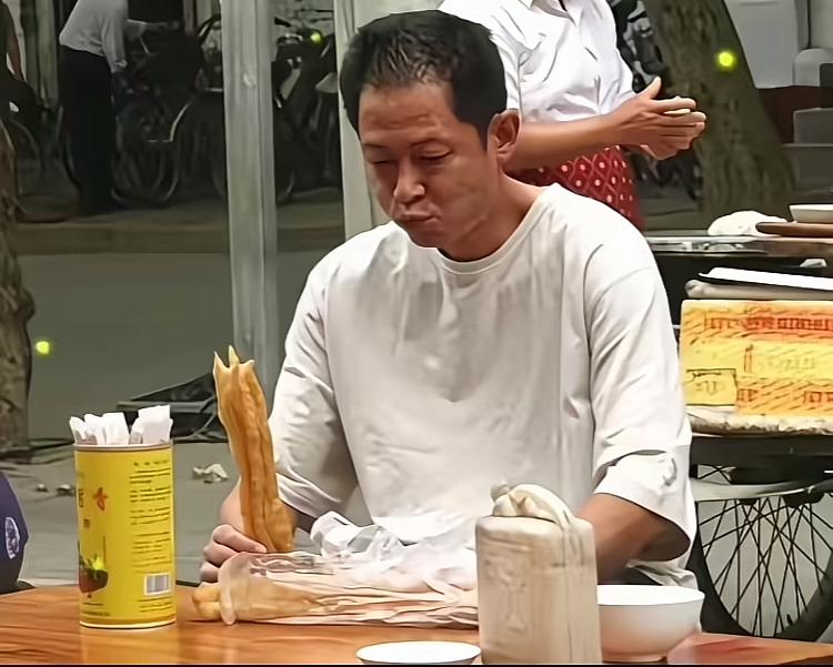 王志文吃早餐时的一幕，一根油条、一碗豆浆非常的接地气。