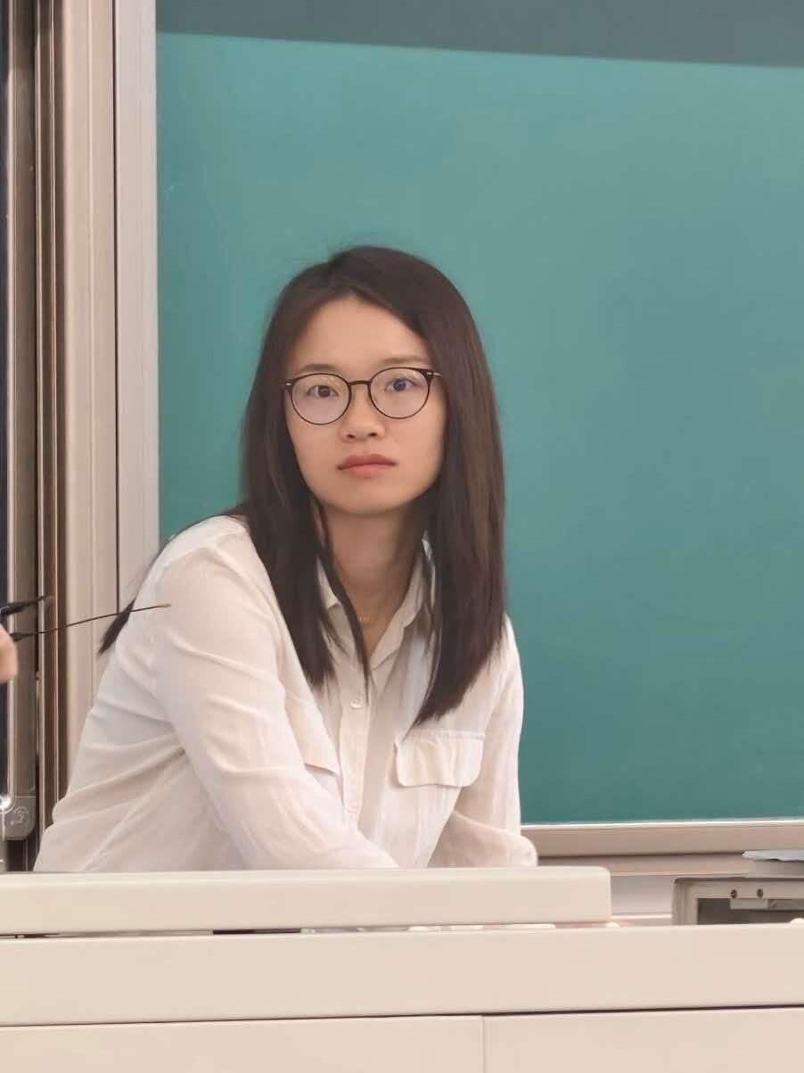 我很好奇，
到底是什么样的家庭？
能教育出王虹这样的女人，刚去查了一下她的家庭，