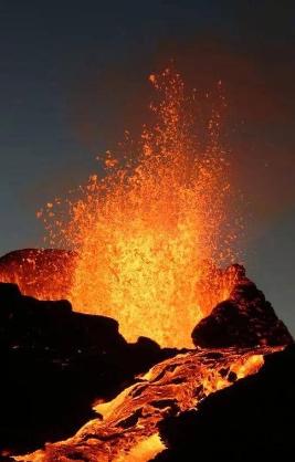 为什么人类不把垃圾倾倒在活火山里？这想法听着挺美，但现实是，火山根本不是“垃圾焚