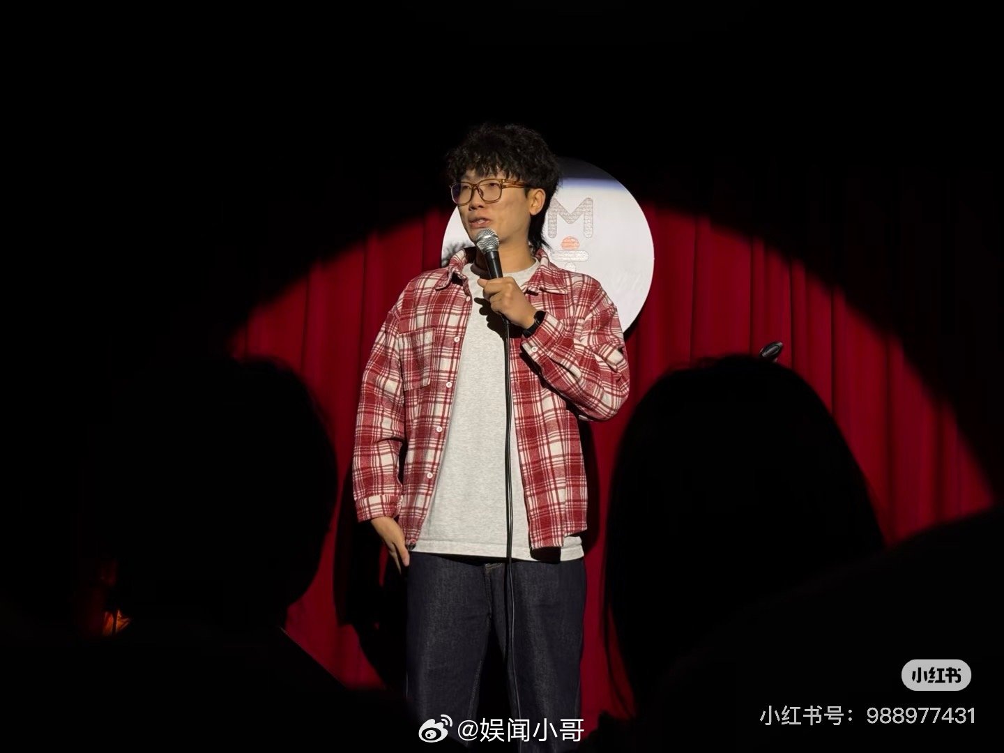 当许嵩的脸配上脱口秀的嘴看《不好笑就露宿街头》笑到，鸡翅一出来以为是许嵩跨界！不