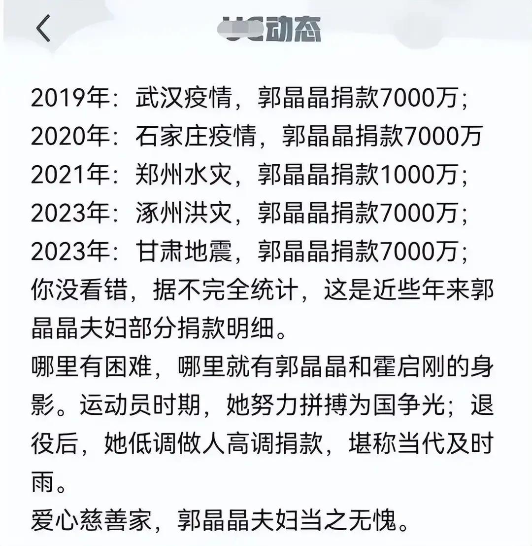 郭晶晶坐飞机回香港，在等车的同时，她将睡着的儿子抱在怀中，蹲在地上当人肉沙发，这