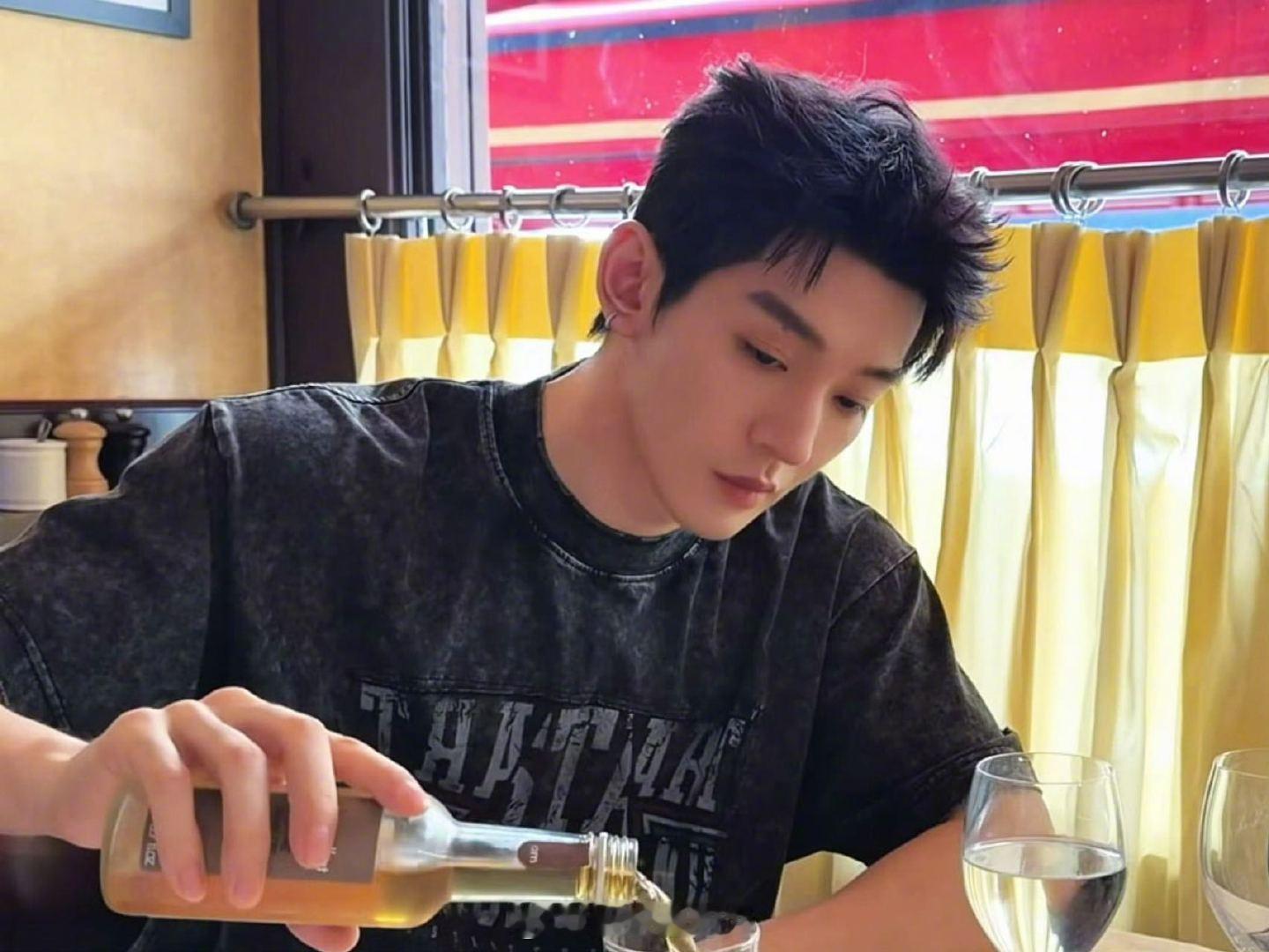 邓为录制花少8路透 出发花少🫶🏻白t完全是青春男大上线！！为子旅途愉快～期待