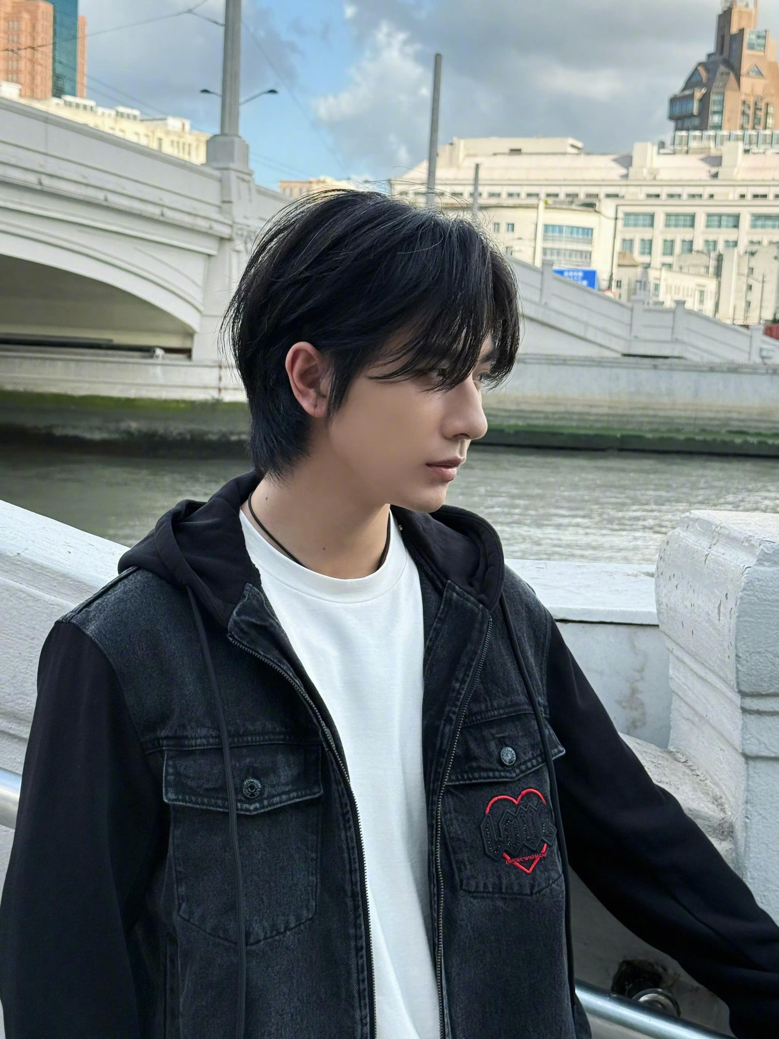 李宏毅侧颜live李宏毅请以这个频率更新美图好吗？[努力][努力]live超帅！