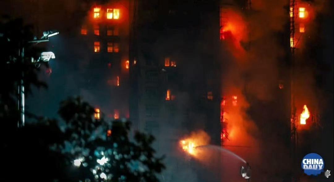 香港大埔宏福苑一场因外墙维修引发的立体火灾，在强风与易燃竹制棚架助推下，43分钟