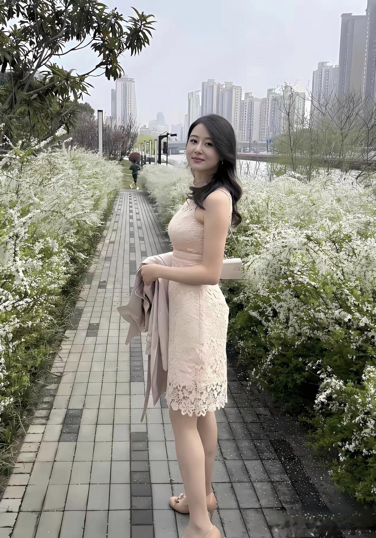 经常会被问到一个现实问题，金钱和感情，到底哪个更重要？
 
钱能解决生活里大部分