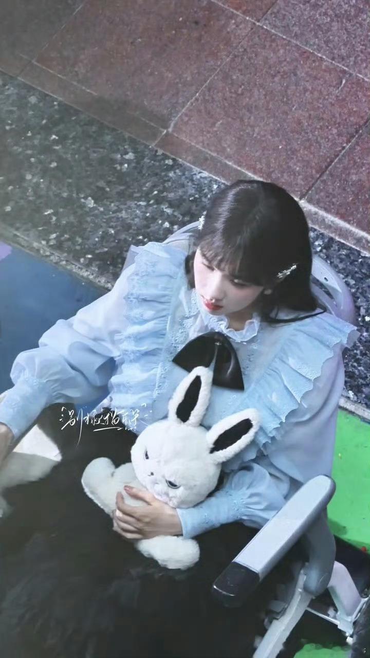 陈都灵白幼薇兔兔大小姐都灵这剧妆造好校花好柔弱好病娇，感觉随时变T白切黑今天也没