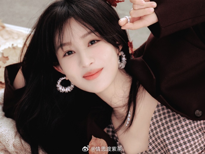 杨紫[超话]杨紫董竹君 yz杨紫玉兰花开君再来 ＂星河坠入潮汐，爱意涌入眼底."