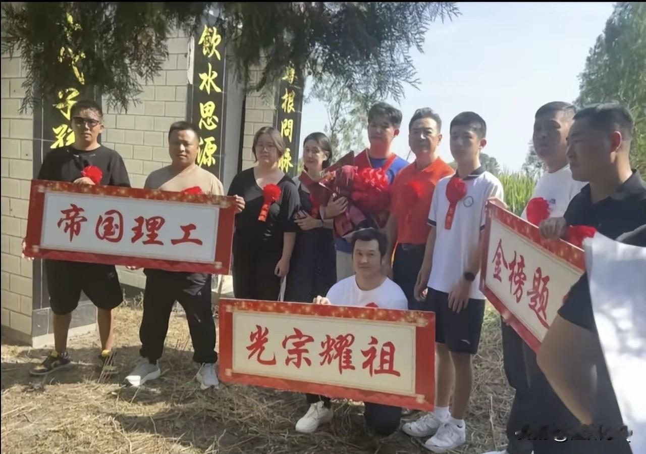 老戏骨寇振海这次脸上倍有光，腰板挺直，说话响亮，自豪不已。老人得子，中了一个大才