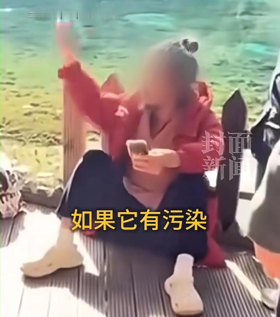 近日，一男子把吃剩下的玉米棒扔进了九寨沟水里，被其他游客指责污染环境后，他瞬间失