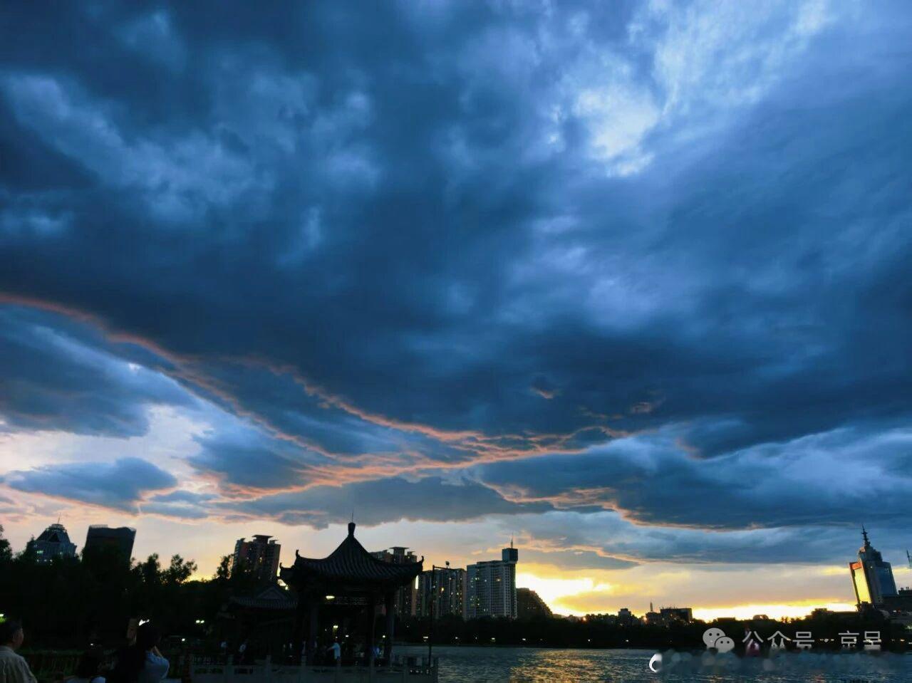 雷阵雨的北京天空很有层次感 北京