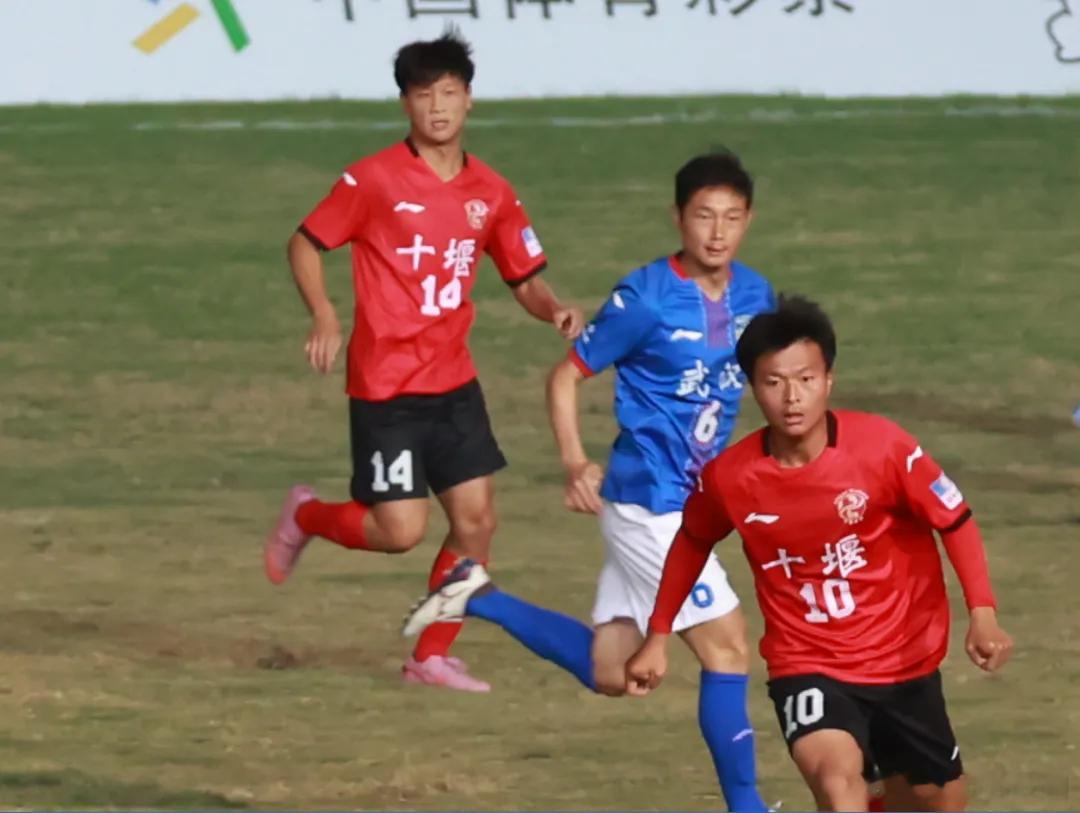 【17岁丹江口小将岳广鑫！踢进“楚超”阻击武汉队第一球 】丹江口少年绿茵创佳绩阳