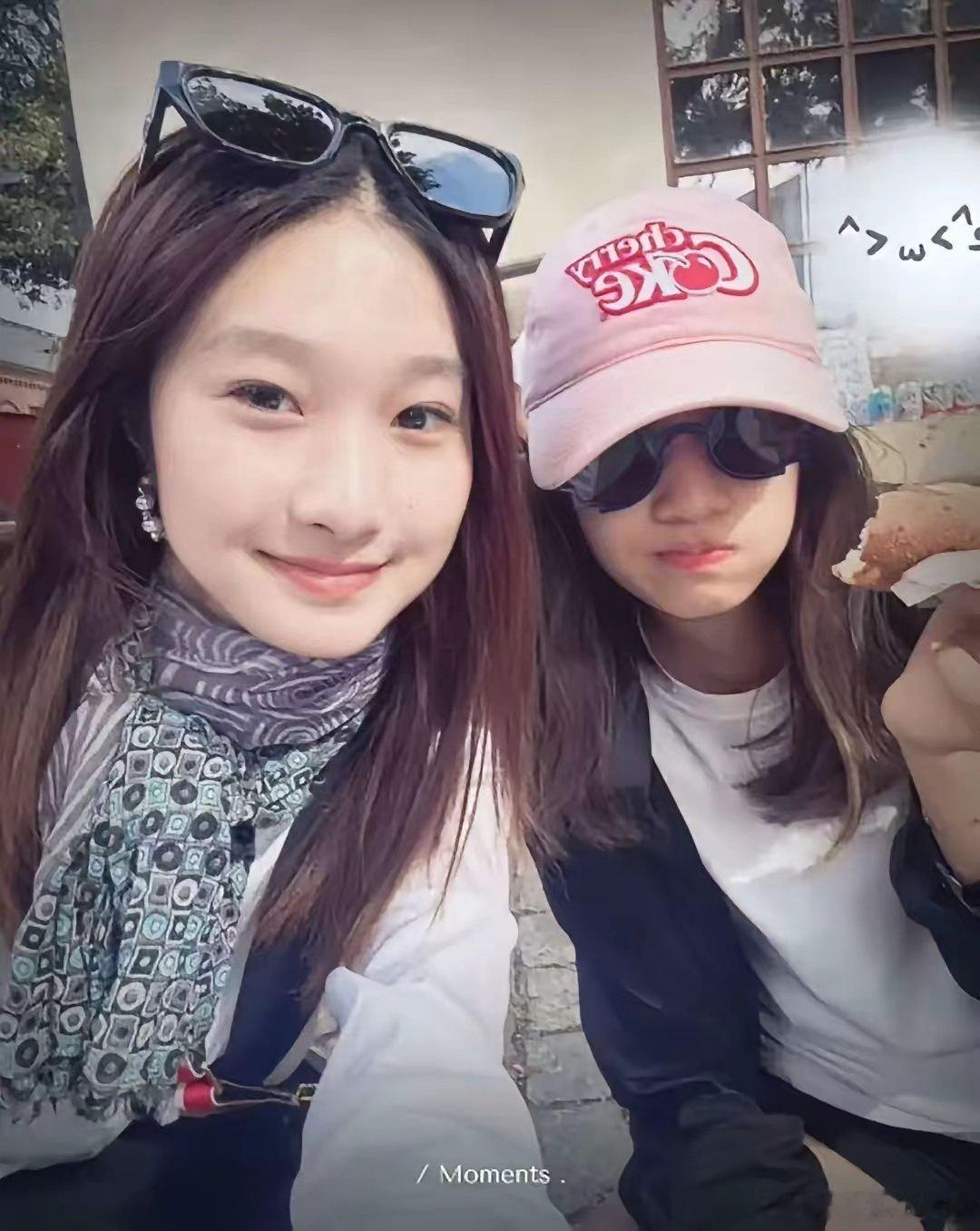 马伊琍的小女儿露出正脸，姐妹性格反差大马伊琍母女三人一同去国外旅行，大女儿爱马分