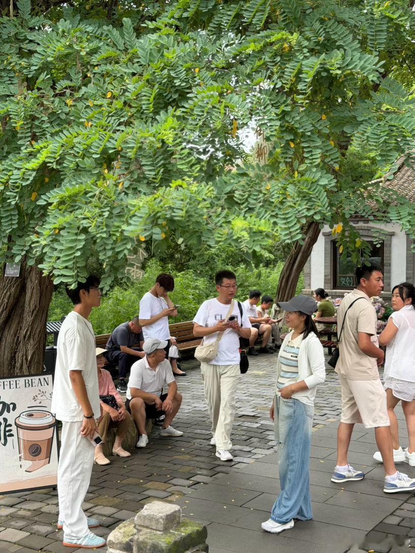 大暑出门需要勇气， 但来大孤山属于 “ 勇气花得很值 ” 。 别的地方是太阳追 