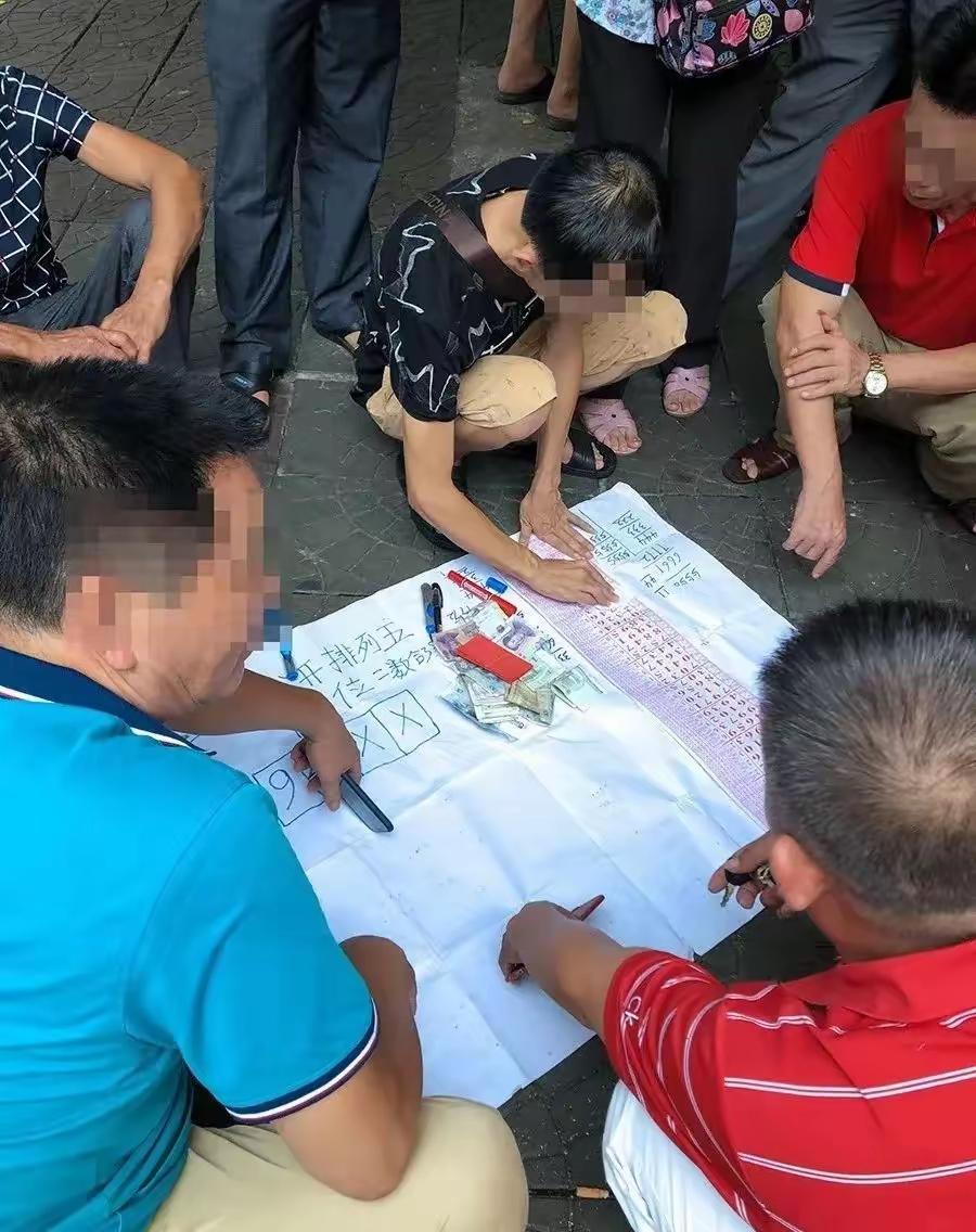 好久没有看到这种露天“授课”场景了，别看他一脸正经的胡说八道，只要他一开讲，里三